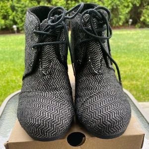Toms Womens black herringbone desert wedge shoe. Size 7